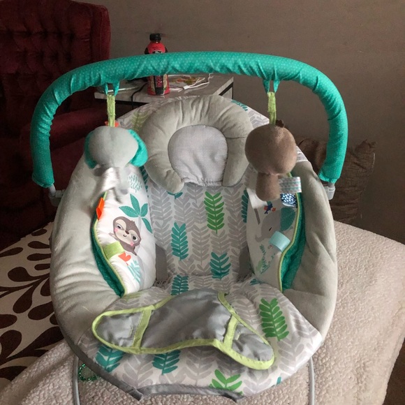 Baby bouncy chair (music/ vibrates) - Picture 1 of 5